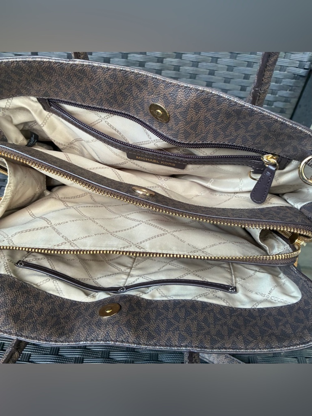 MICHAEL KORS BAG,Authentic Michael Kors Crossbody Bag. - Picture 11 of 16